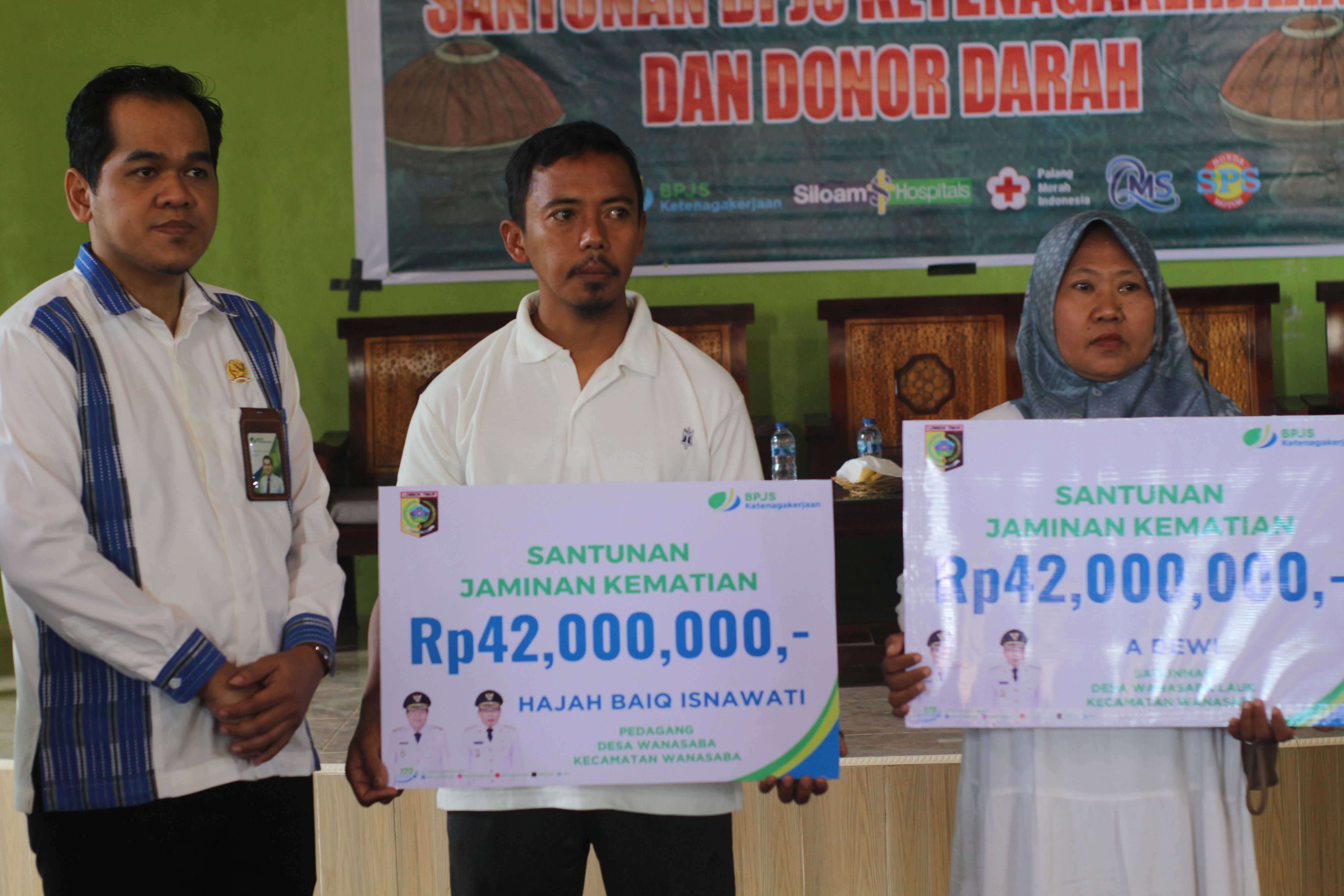 Kepala BPJS Ketenagakerjaan Lotim Yohan Firmansyah saat menyerahkan santunan jaminan kematian kepada ahli waris peserta BPJS Ketenagakerjaan di Lotim
