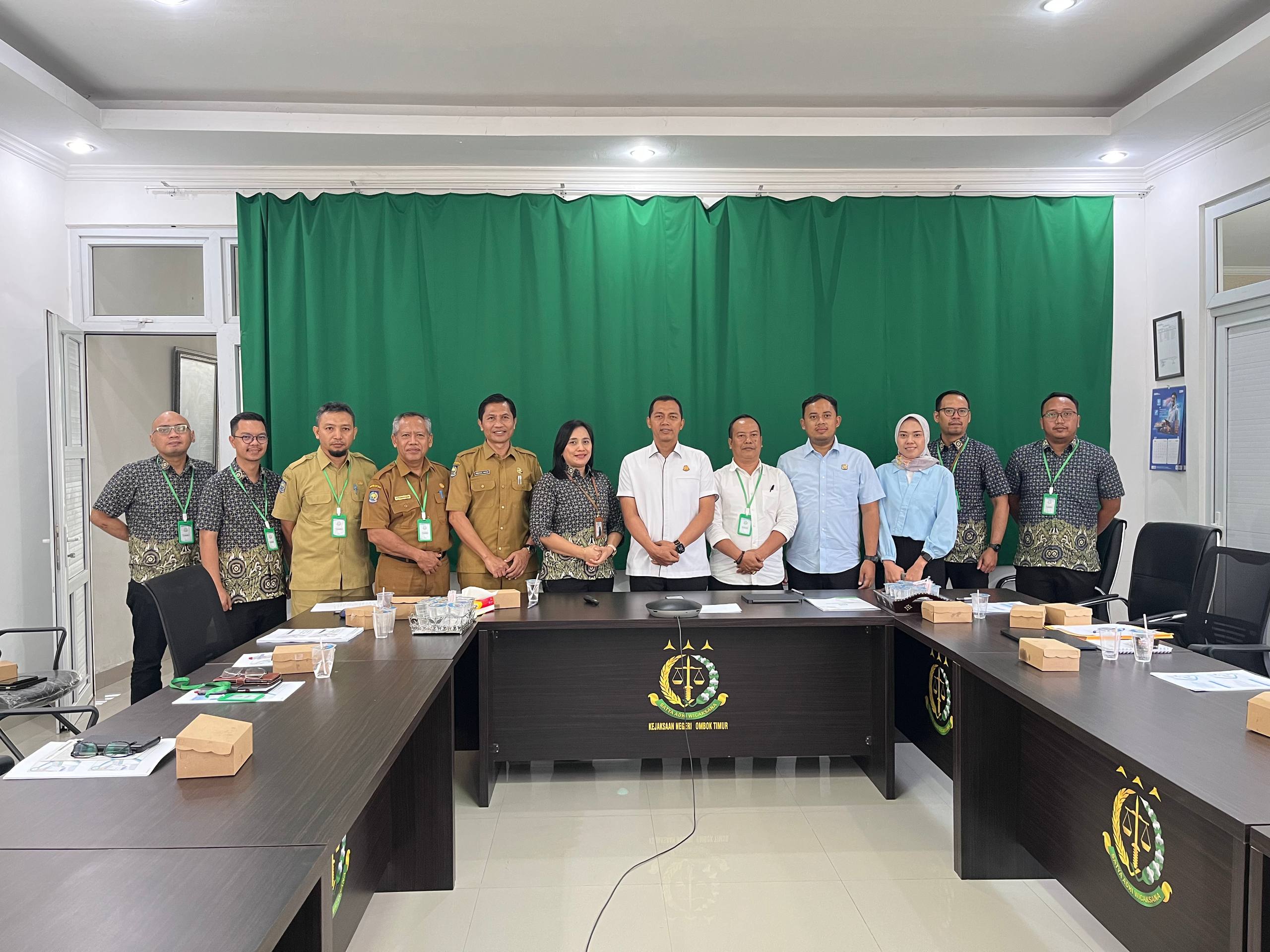 SINERGITAS: BPJS Kesehatan Selong berfoto bersama jajaran Kejari Lombok Timur, di Kecamatan Selong, Lombok Timur.