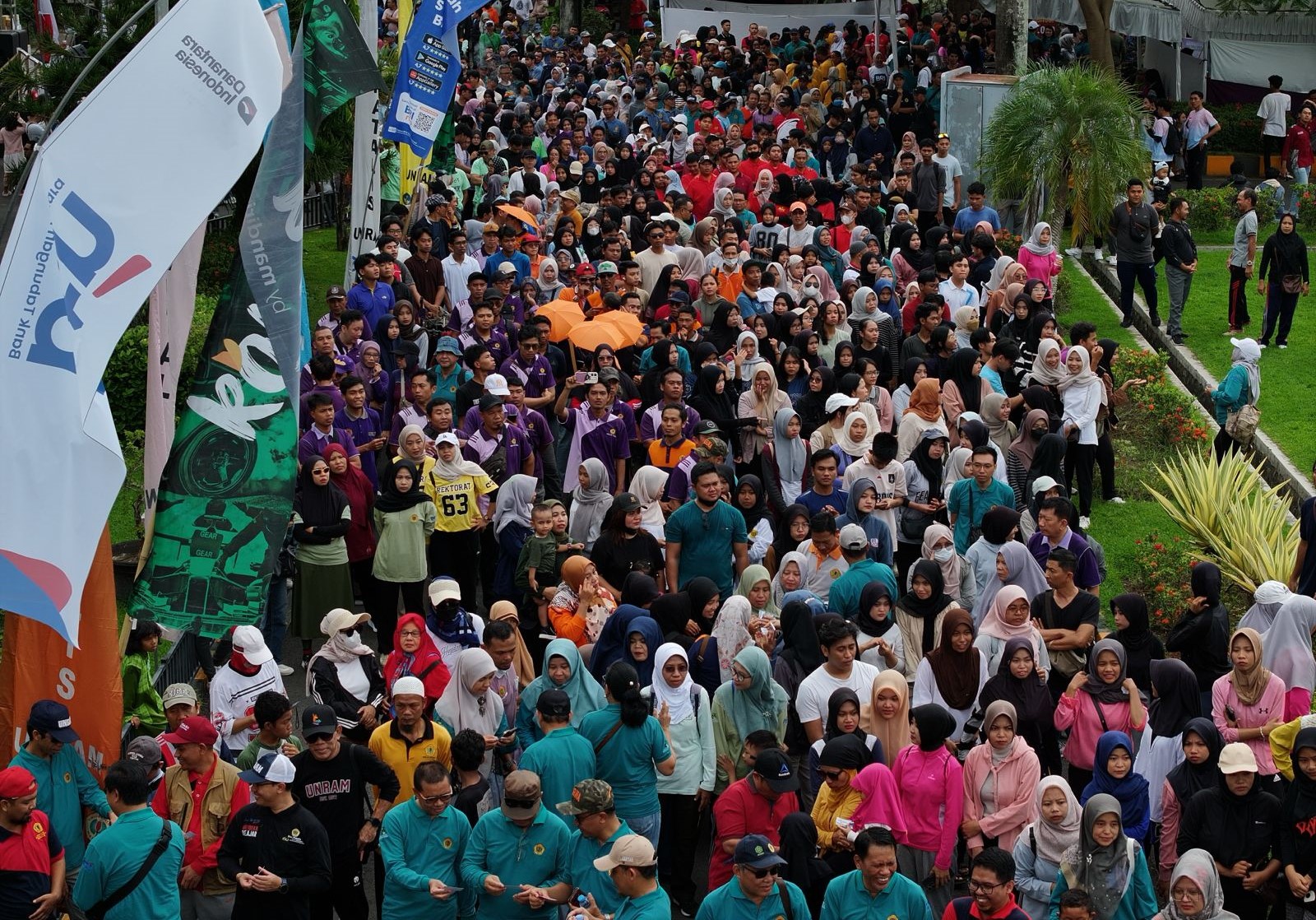 Ribuan civitas akademika, alumni, mitra, dan masyarakat berkumpul mengikuti gerak jalan sehat pada Puncak Dies Natalis ke-63 Unram digelar di Halaman Rektorat Unram, Sabtu (15/11).