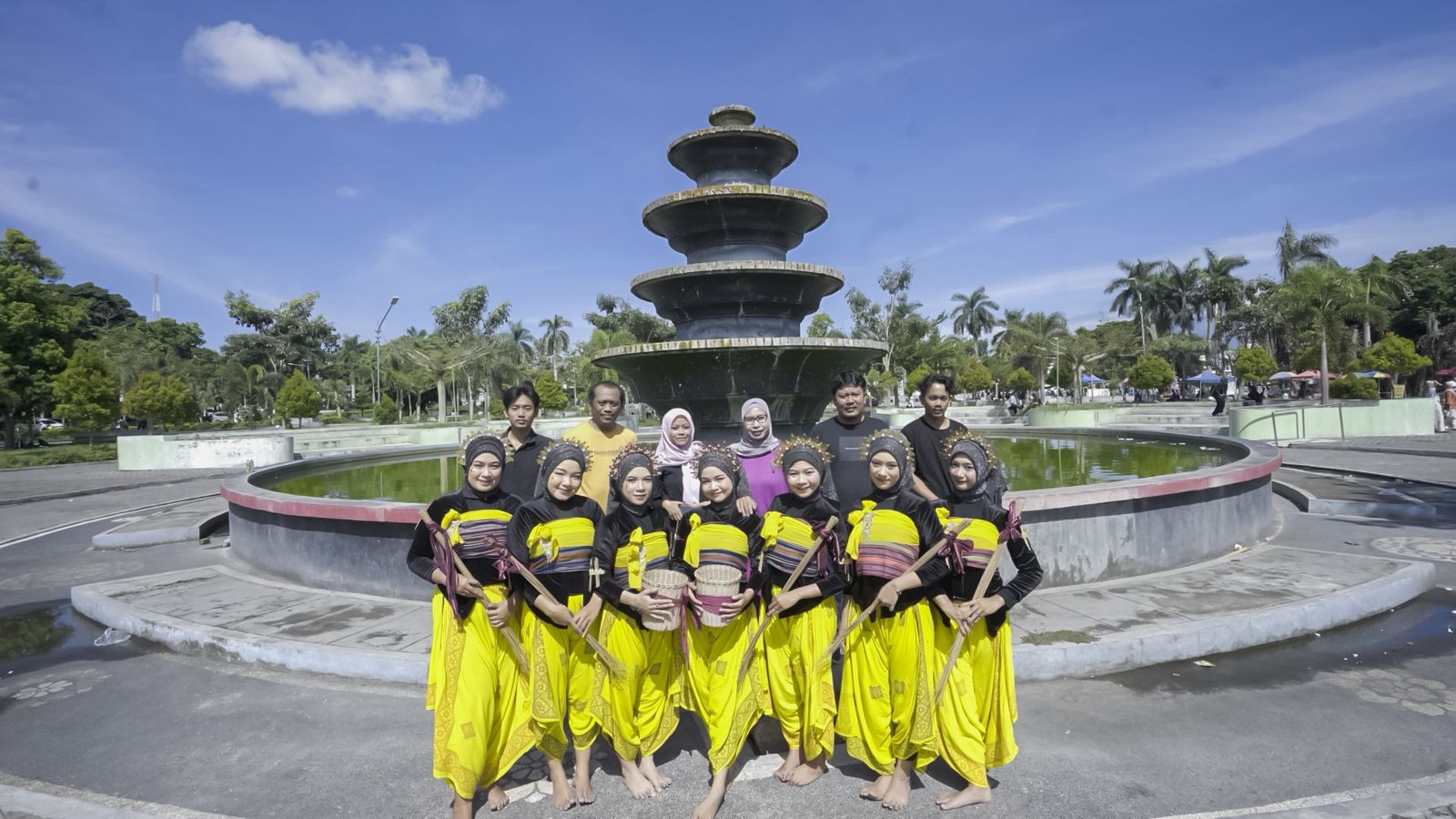 ECOPERFORMANCE: Tim PISN Universitas Hamzanwadi sukses menyelenggarakan pagelaran karya ecoperformance di ruang publik Taman Rinjani Selong pada kegiatan Car Free Day, Minggu (16/11).
