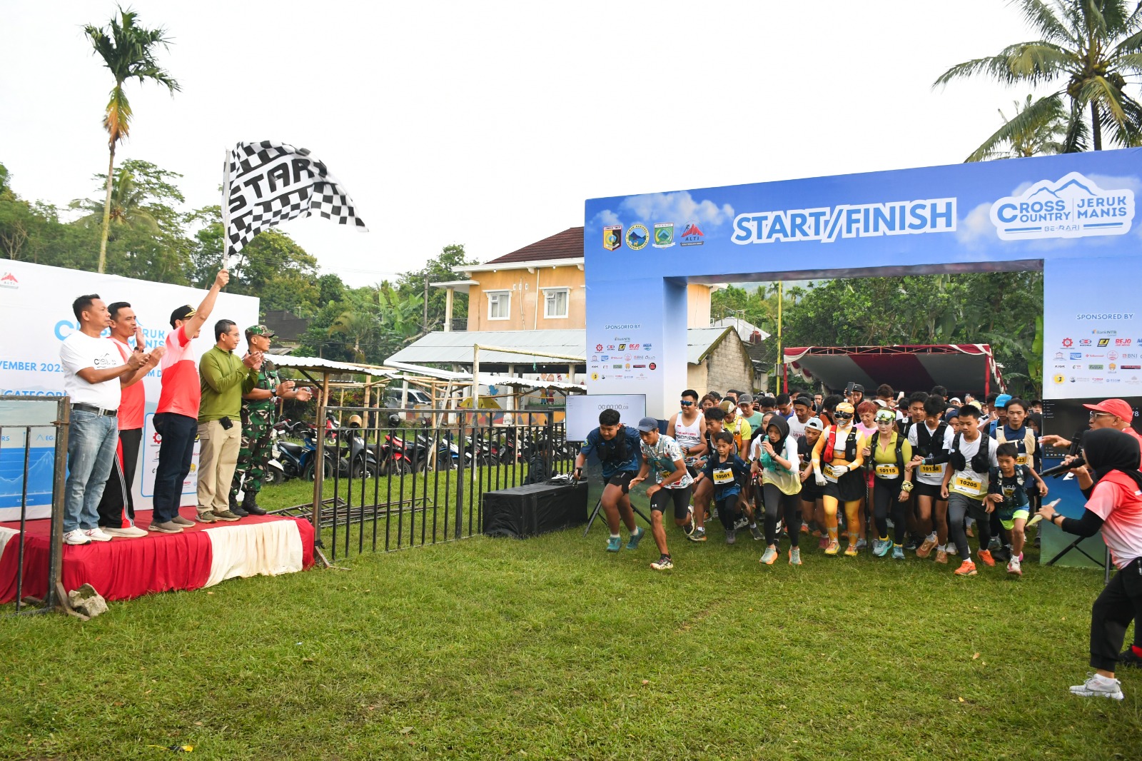 Wakil Bupati Lotim Moh Edwin Hadiwijaya saat melepas Ratusan peserta  cross country Jeruk Manis, Minggu (16/11).