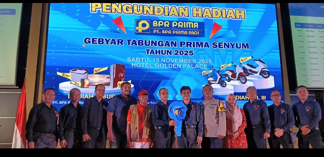 Penyerahan hadiah utama satu unit motor Honda PCX di acara Gebyar Tabungan Prima Senyum yang digelar PT BPR Prima Nadi di Golden Palace Hotel, Mataram, Sabtu (15/11).