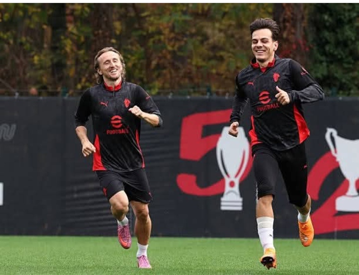 Luka Modric dan Ardon Jashari, dua pemain AC Milan berlatih bersama di Milanello.