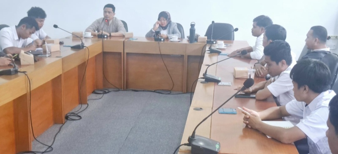 Para tenaga honorer saat mengikuti rapat dengar pendapat (RDP) yang dipimpin Ketua DPRD NTB Baiq Isvie Rupaeda bersama Komisi I DPRD NTB, Selasa lalu (11/11).
