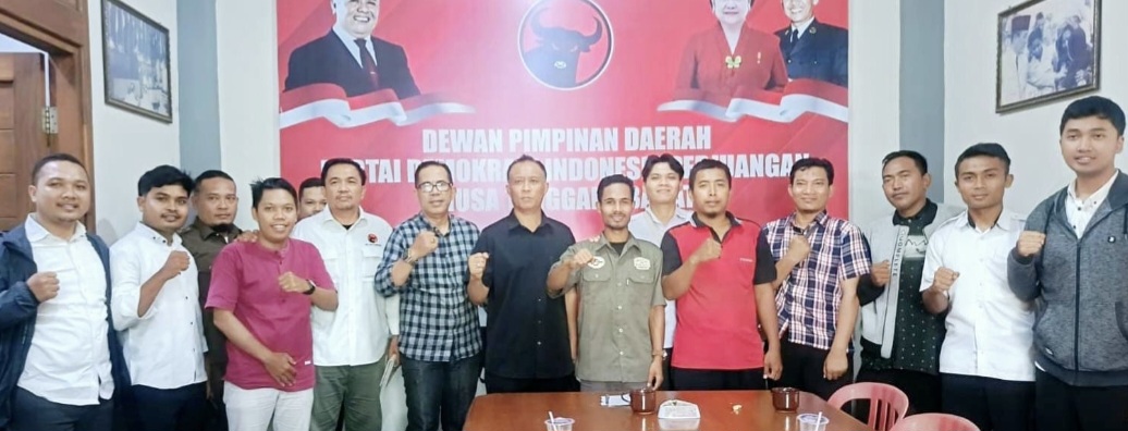 Fungsionaris DPD PDIP NTB menerima pengaduan para tenaga honorer yang bekerja di lingkungan Pemprov NTB, Kamis (13/11).