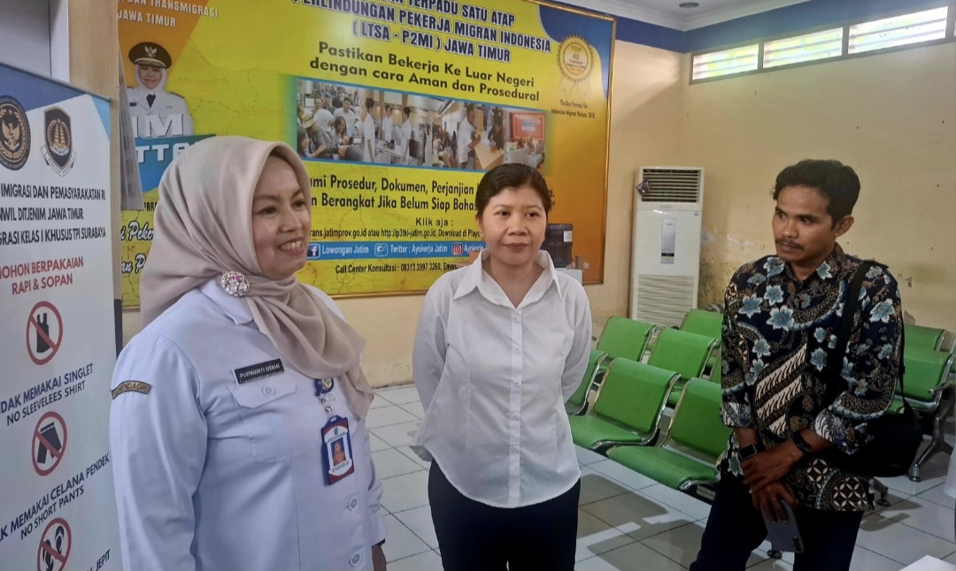 Kabid Penempatan dan Perluasan Kesempatan Kerja Disnakertrans Pemprov Jatim Purwanti Utami (kiri) menunjukkan ruang  Layanan Terpadu Satu Atap (LTSA) PMI Jatim di Surabaya, Jawa Timur, Rabu  (12/11).