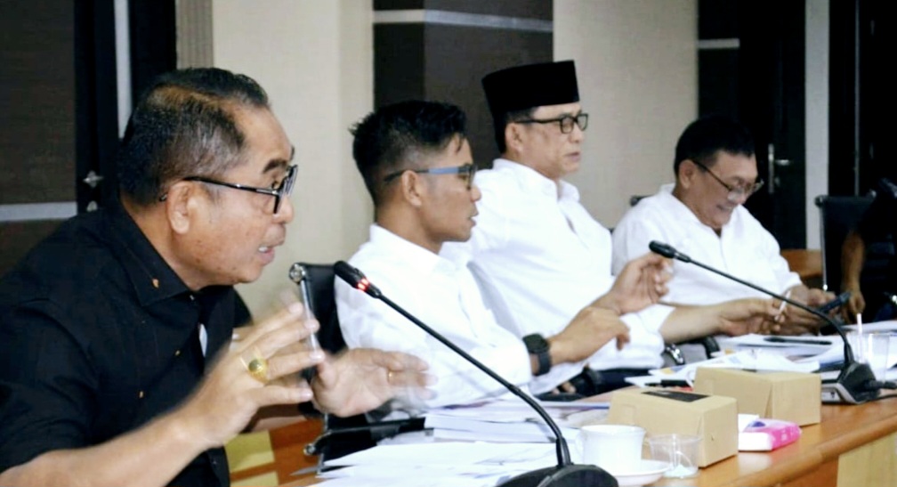 Wakil Ketua Komisi IV DPRD NTB Sudirsah Sujanto (kiri) bersama Ketua Komisi IV Hamdan Kasim (dua dari kiri) serta Sekretaris Komisi Hasbullah Muis Konco (tiga dari kiri) dalam RDP dengan mitra kerja.