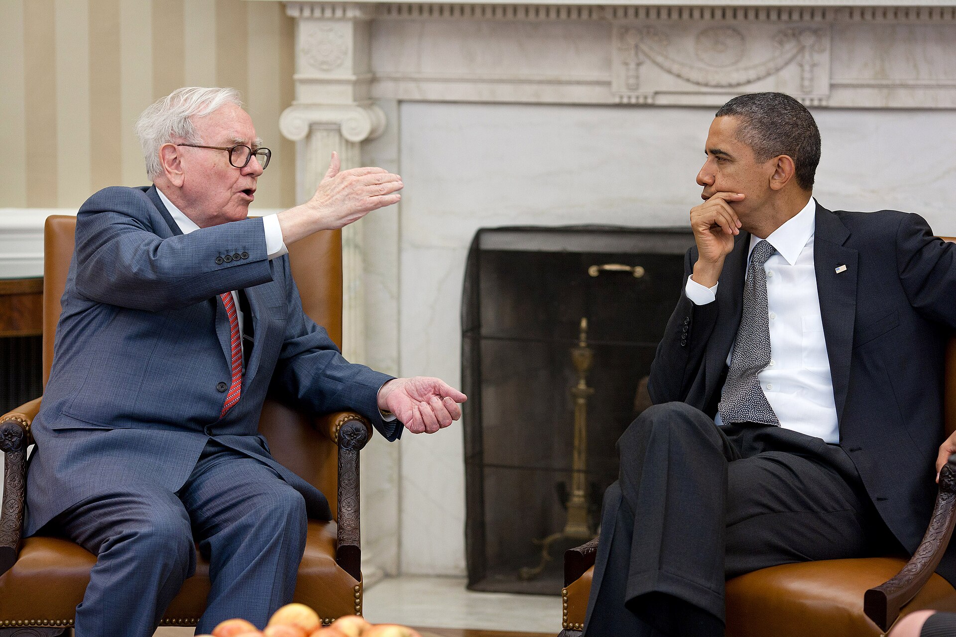 Warren Buffett bersama Presiden Barrack Obama di gedung Putih sekitar bulan Juli 2011 lalu.