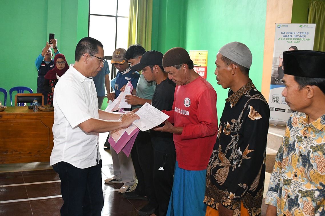 Wakil bupati lotim Moh. Edwin Hadiwijaya saat membagikan adminduk kepada masyarakat Desa Pengadangan saat alunan budaya