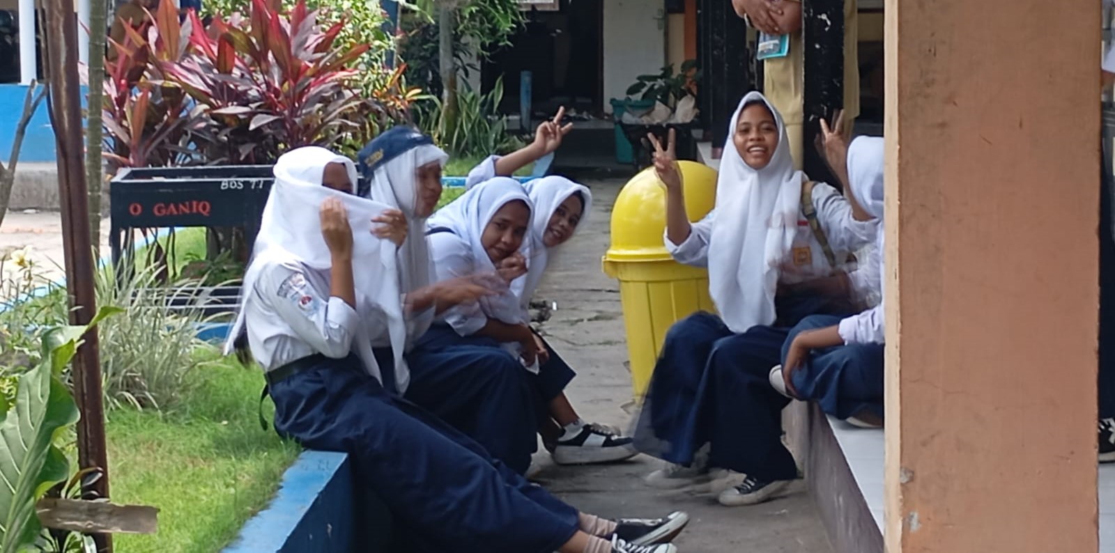 Sejumlah siswa di salah satu SMP di Kota Mataram menunggu MBG di sekolahnya, belum lama ini. Sekolah di Mataram perketat aturan, program anti perundungan diperkuat.