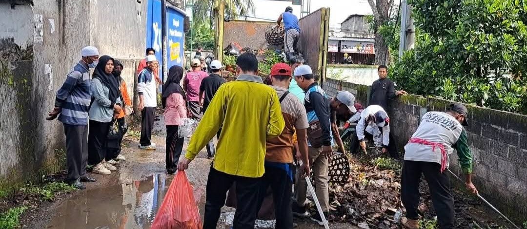 Pengurus PGRI Lobar melaksanakan bakti sosial di sejumlah desa di Lobar, Sabtu (15/11). PGRI Lobar gelar bersih desa, dukung program Sejahtera dari Desa.