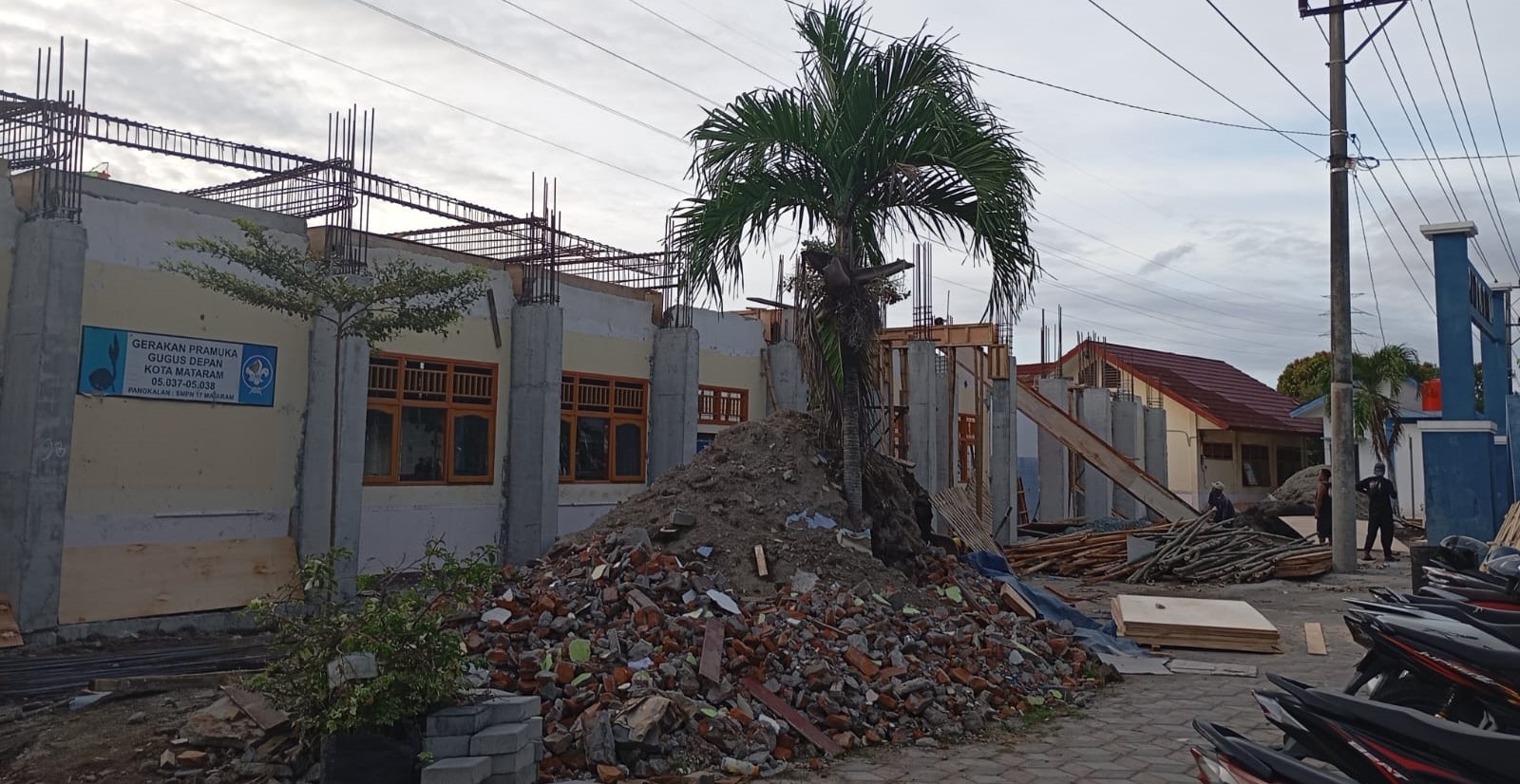 Nampak pekerja mengerjakan proyek prioritas di SMPN 17 Mataram, Sabtu (15/11). Proyek SMPN 17 Mataram lelet, Disdik ultimatum kontraktor.