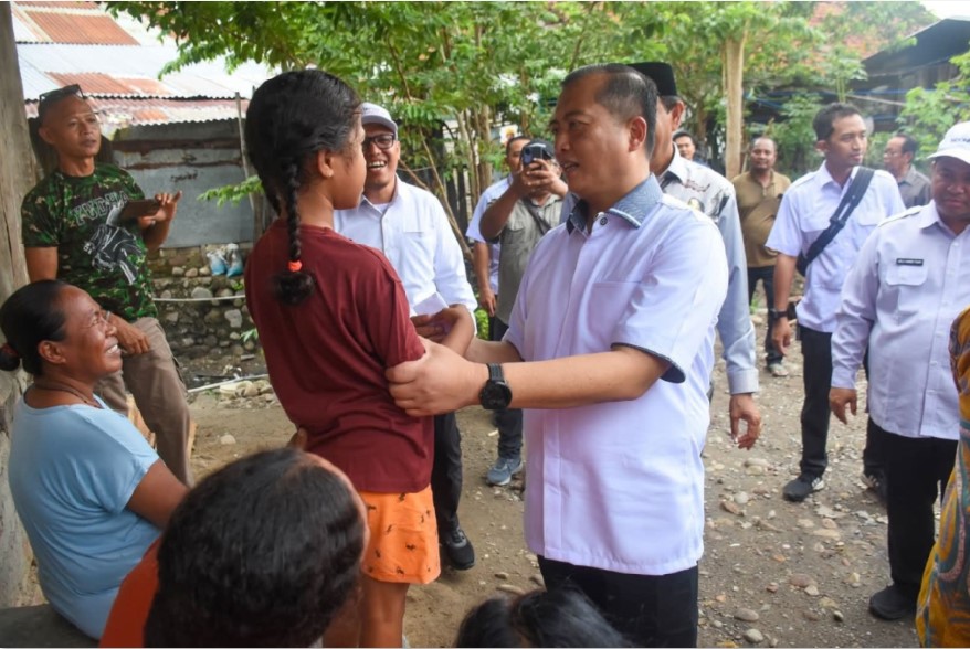 PROGRAM MBG: Gubernur NTB Lalu Muhamad Iqbal berdialog dengan masyarakat yang menjadi sasaran program MBG saat melakukan kunjungan kerja beberapa waktu lalu.