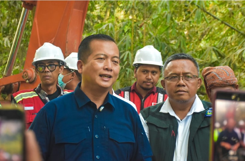 INFRASTRUKTUR: Gubernur NTB Lalu Muhamad Iqbal didampingi Kepala Dinas PUPR NTB Sadimin saat meninjau sejumlah proyek strategis di Pulau Sumbawa.