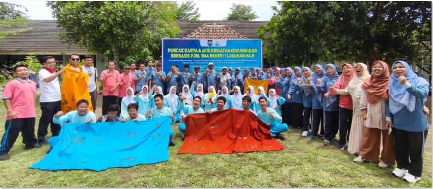 PUNCAK KARYA: Kepala SMAN 1 Labuhan Haji Muh. Afturizalinur Adaminata (tengah) bersama jajaran guru dan siswa berfoto bersama dalam acara puncak karya dan aksi kegiatan kokulikuler di sekolah.