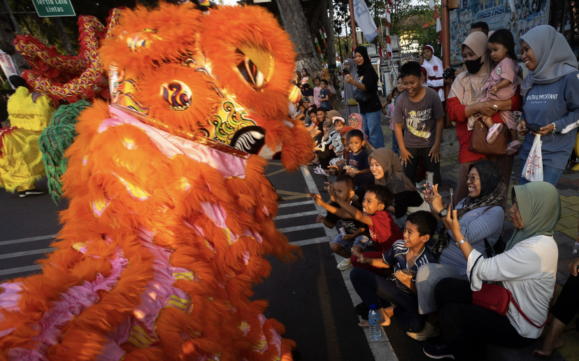 Warga menonton festival budaya