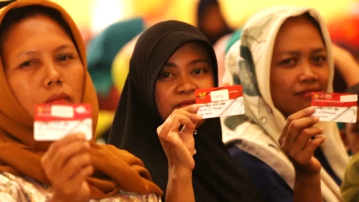 Segera cek saldo rekening! bansos bpnt rp 600 ribu, pkh, dan blt kesra serentak mengalir ke kks bank himbara.