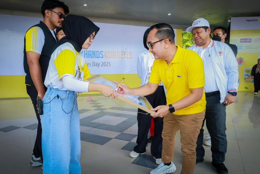 Kepala Dinas Kesehatan Kota Mataram dr. Emirald Isfihan ikut membubuhkan tanda tangan pada papan komitmen pencegahan diabetes.