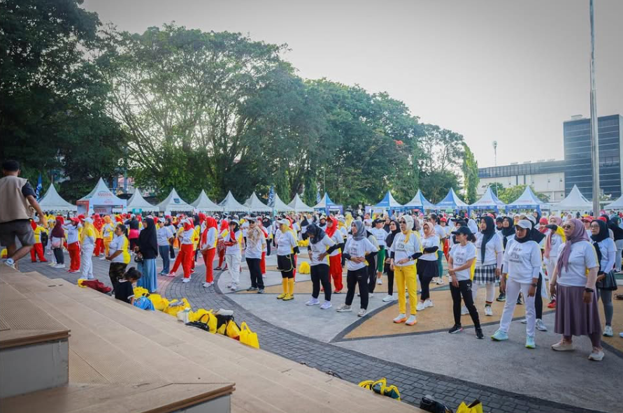 Ratusan peserta mengikuti senam sehat #Hands4Diabetes sebagai rangkaian kegiatan Hari Diabetes Sedunia 2025 di Kota Mataram.
