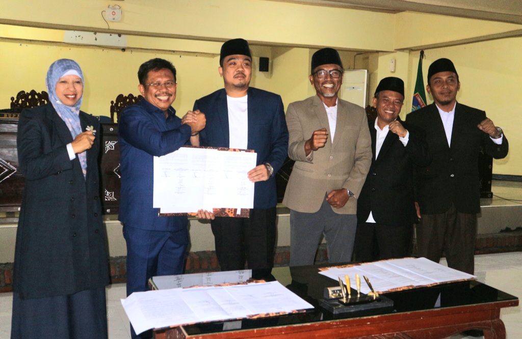 SEPAKAT: Bupati Lobar Lalu Ahmad Zaini bersama Wabul Nurul Adha serta unsur pimpinan dewan saat menyepakati KUA-PPAS dalam rapat paripurna, Jumat malam (14/11) pekan lalu.