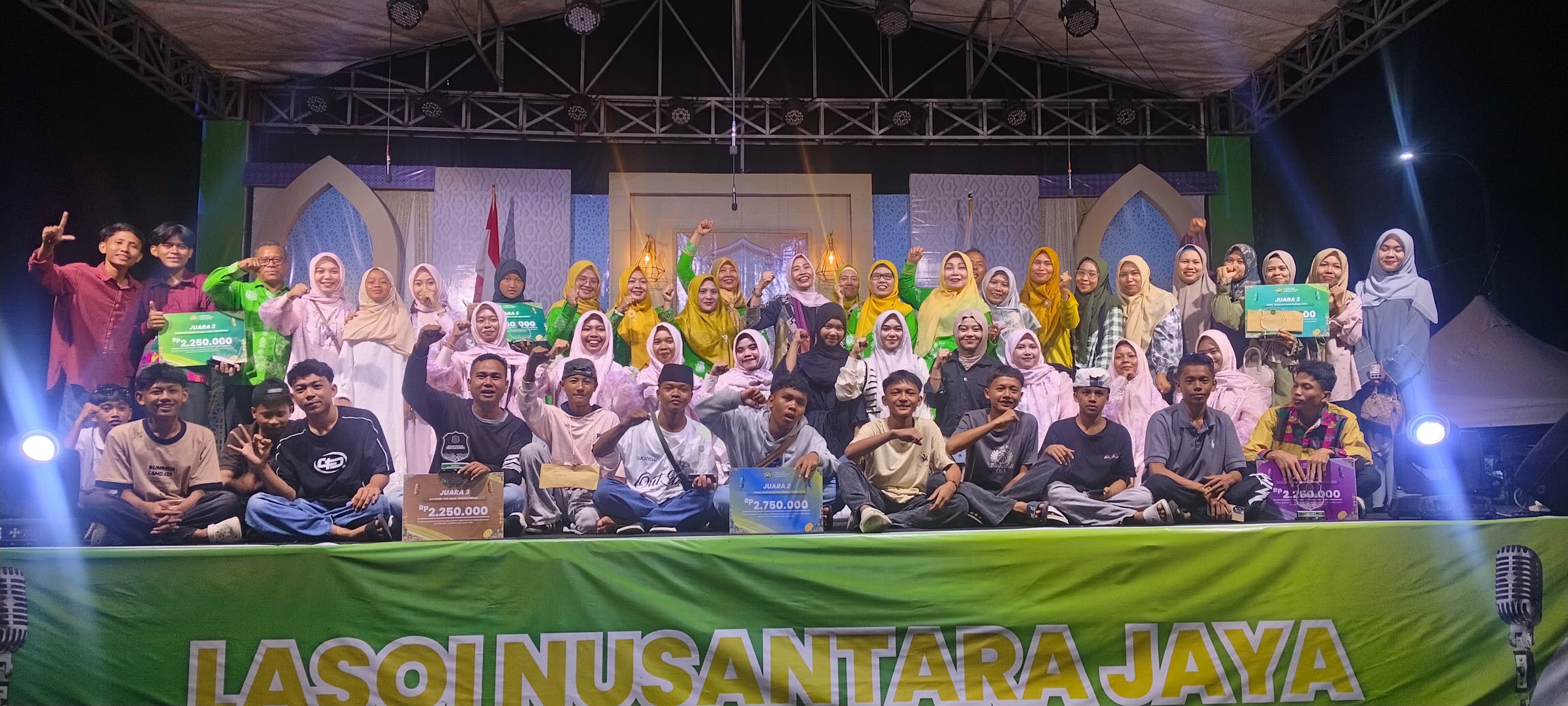 Seluruh kontingen asal Lombok Tengah berfoto bersama usai mengikuti Festival Lasqi Nusantara Jaya Tingkat Provinsi NTB di KLU, Sabtu (15/11).