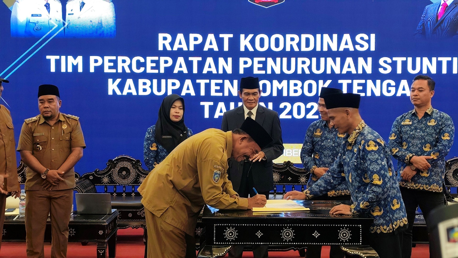 Wakil Bupati Lombok Tengah M Nursiah menyaksikan penandatangan pakta integritas pengendalian penurunan stunting tingkat camat, desa dan lurah di kantor bupati, Senin (17/11).