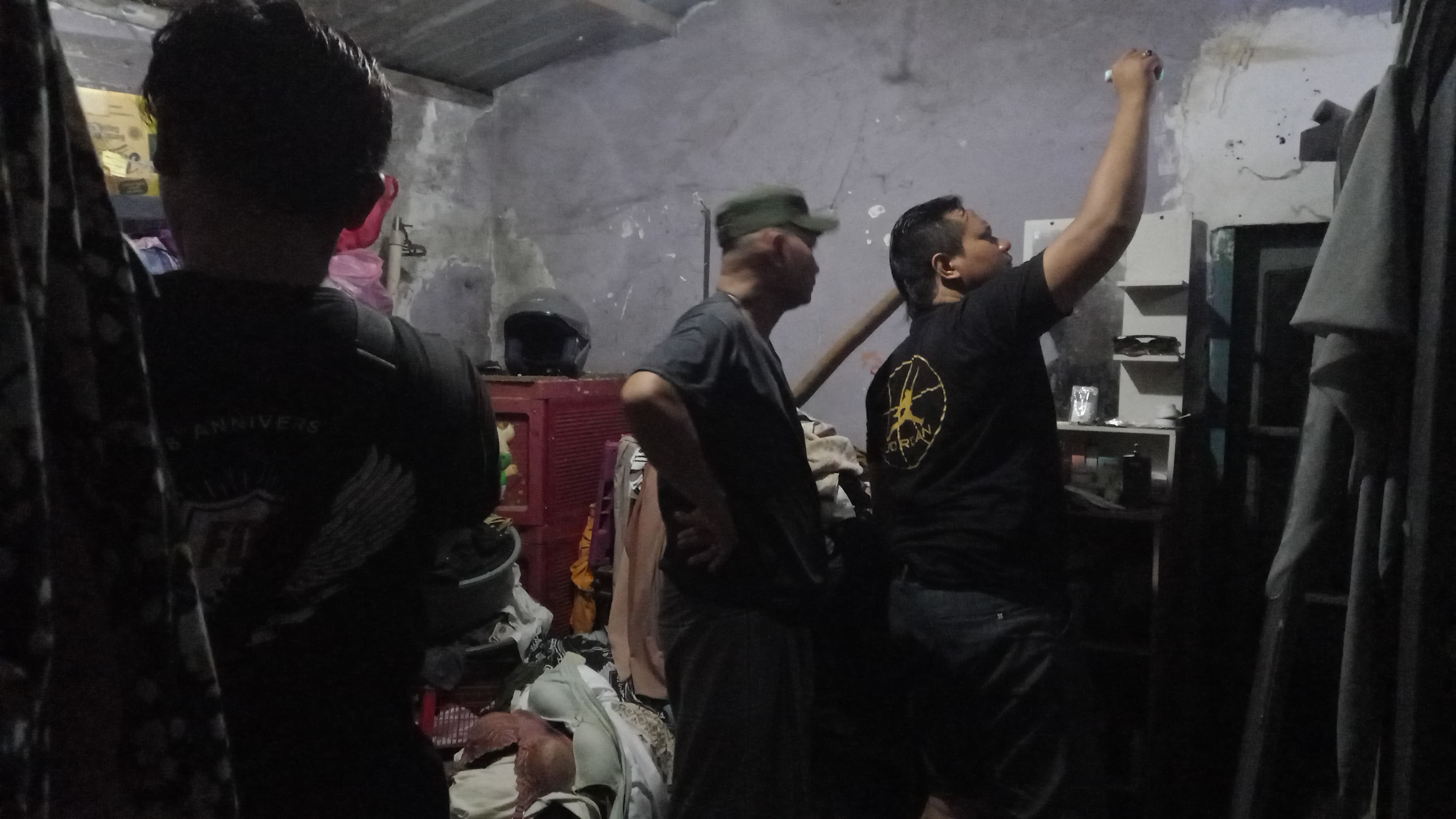 GEREBEK: Polisi mencari barang bukti sabu di wilayah Karang Bagu, Sabtu (15/11).
