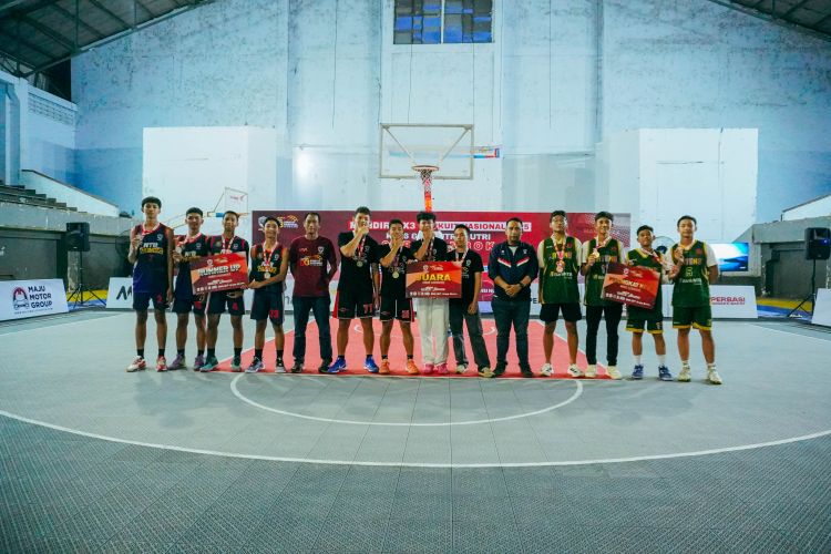 Ketua Pengprov Perbasi NTB Mohamad Shalahuddin bersama para juara kategori putra.