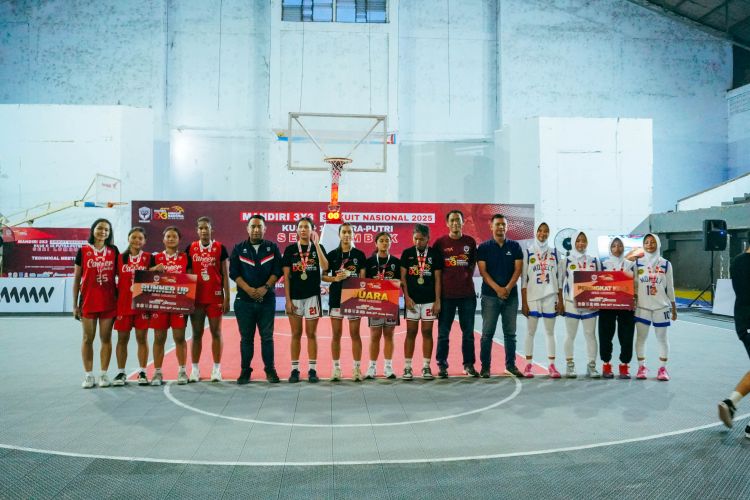 Ketua Pengprov Perbasi NTB Mohamad Shalahuddin bersama para juara di kategori putri.