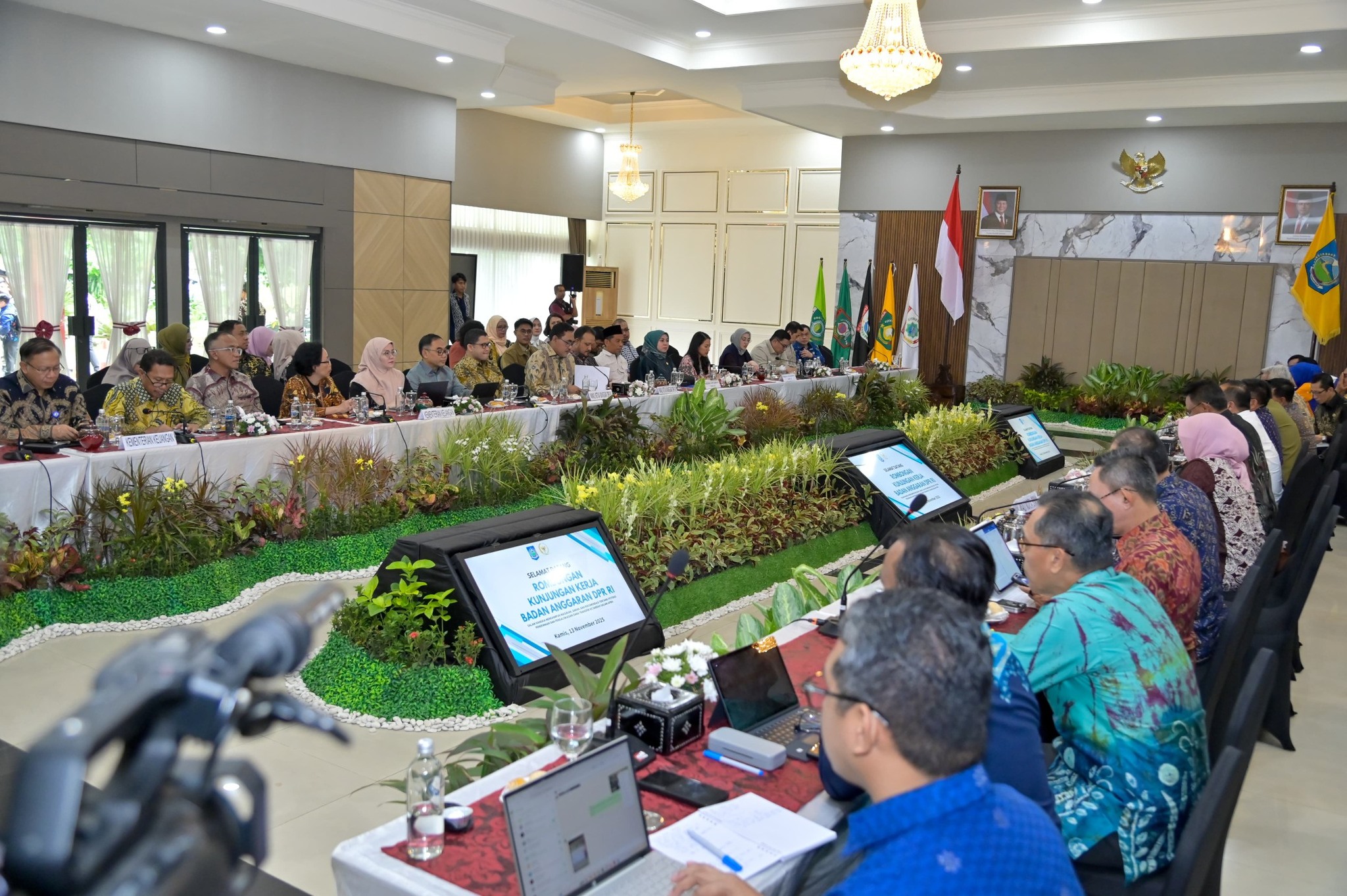 Gubernur NTB Lalu Muhamad Iqbal, bersama pemda 10 kabupaten dan kota, menerima kunjungan kerja Badan Anggaran (Banggar) DPR RI di Pendopo Gubernur NTB, Kamis (13/11).