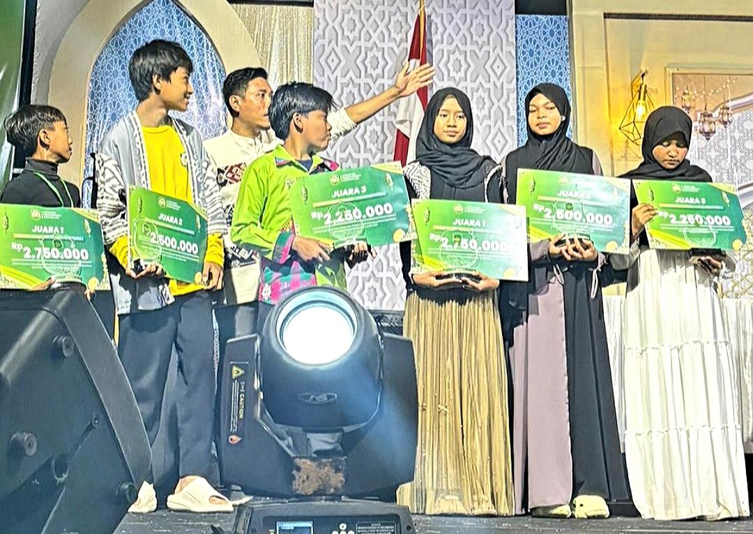 Menjadi juara 1 Khanza berhak mendapatkan hadiah tropi dan uang binaan senilai Rp 2.750.000.