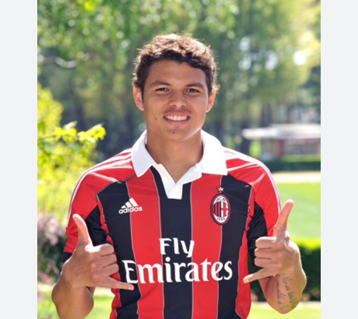 Thiago Silva, saat masih berseragam merah hitam AC Milan.