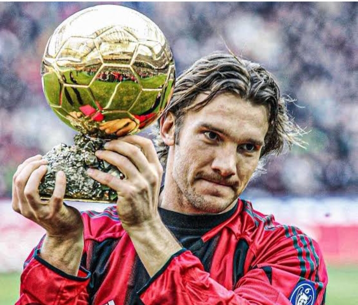 Andriy Shevchenko, mantan pemain AC Milan bernomor punggung 7.