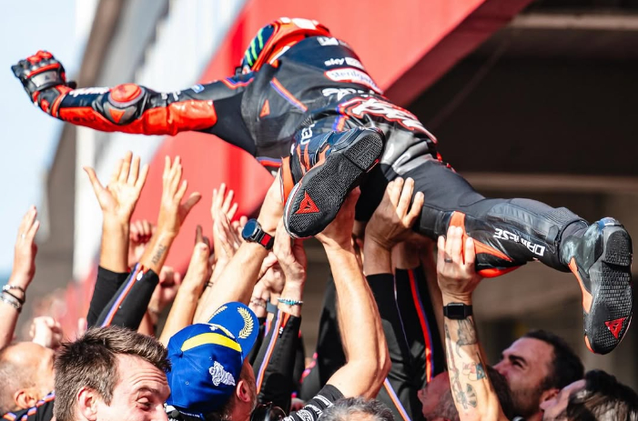 Marco Bezzecchi menutup MotoGP 2025 dengan kemenangan gemilang di GP Valencia, membawa Aprilia meraih podium ganda dan sejarah baru.