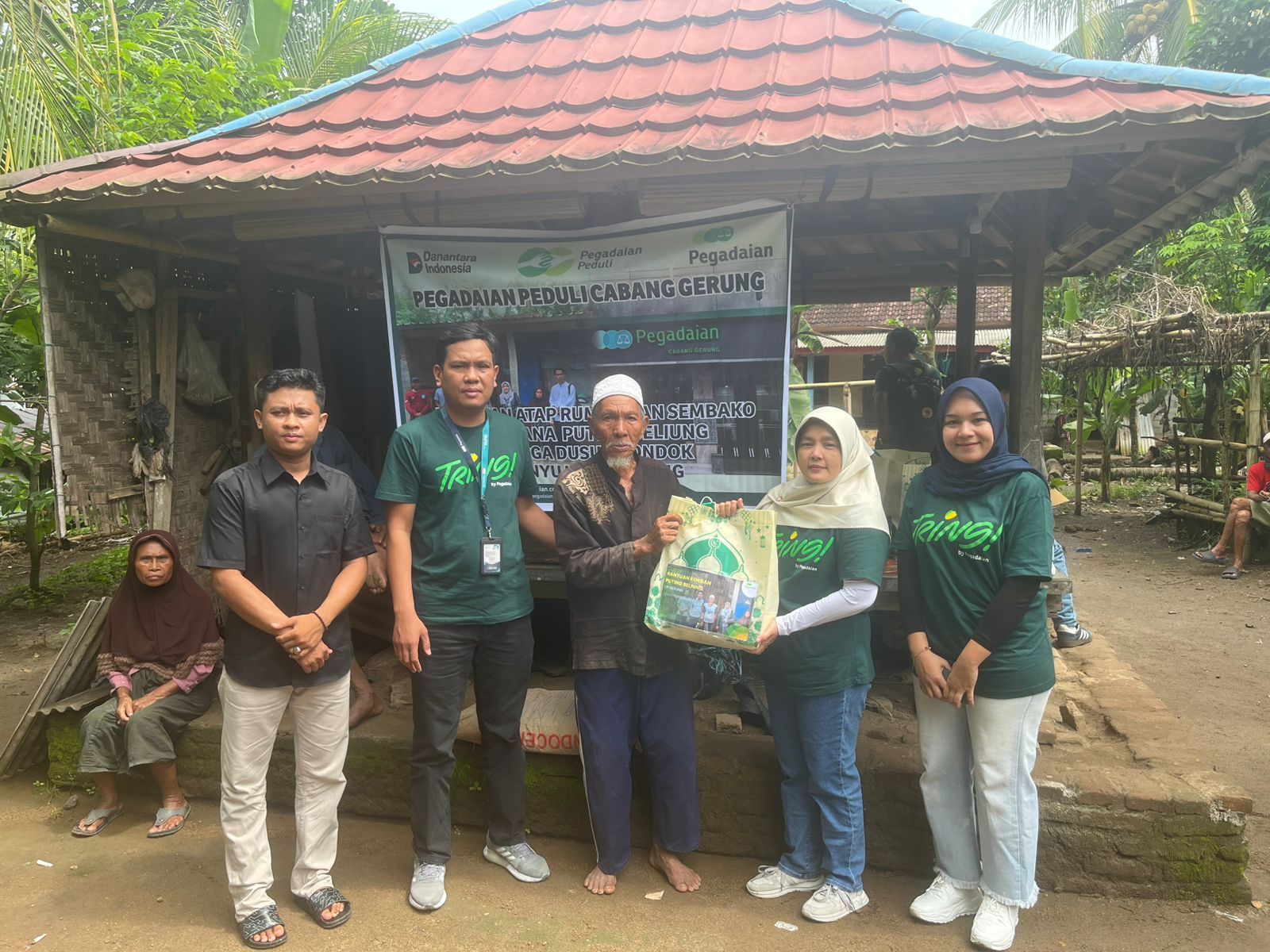 Pegadaian Gerung salurkan bantuan bahan bangunan dan sembako untuk warga korban puting beliung di Dusun Kondok, Banyu Urip, Lombok Barat.