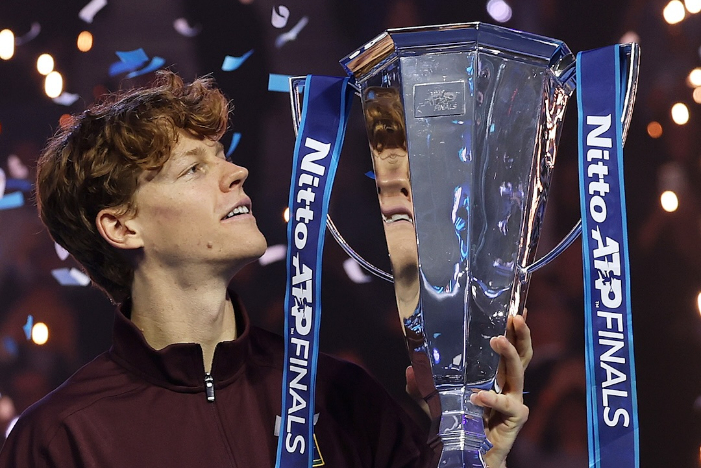 Jannik Sinner juara Nitto ATP Finals 2025 usai kalahkan Carlos Alcaraz 7-6, 7-5 di Turin. Gelar kedua beruntun dan rekor fantastis di indoor.