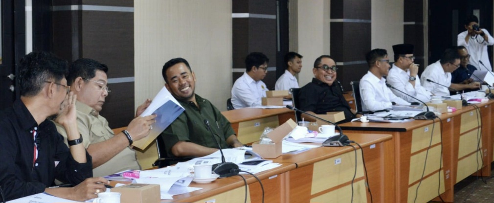 Anggota Komisi IV DPRD NTB saat melakukan rapat dengar pendapat dengan OPD mitra kerja, Kamis (13/11). Rapat ini juga membahas kondisi anggaran di setiap OPD tahun depan.