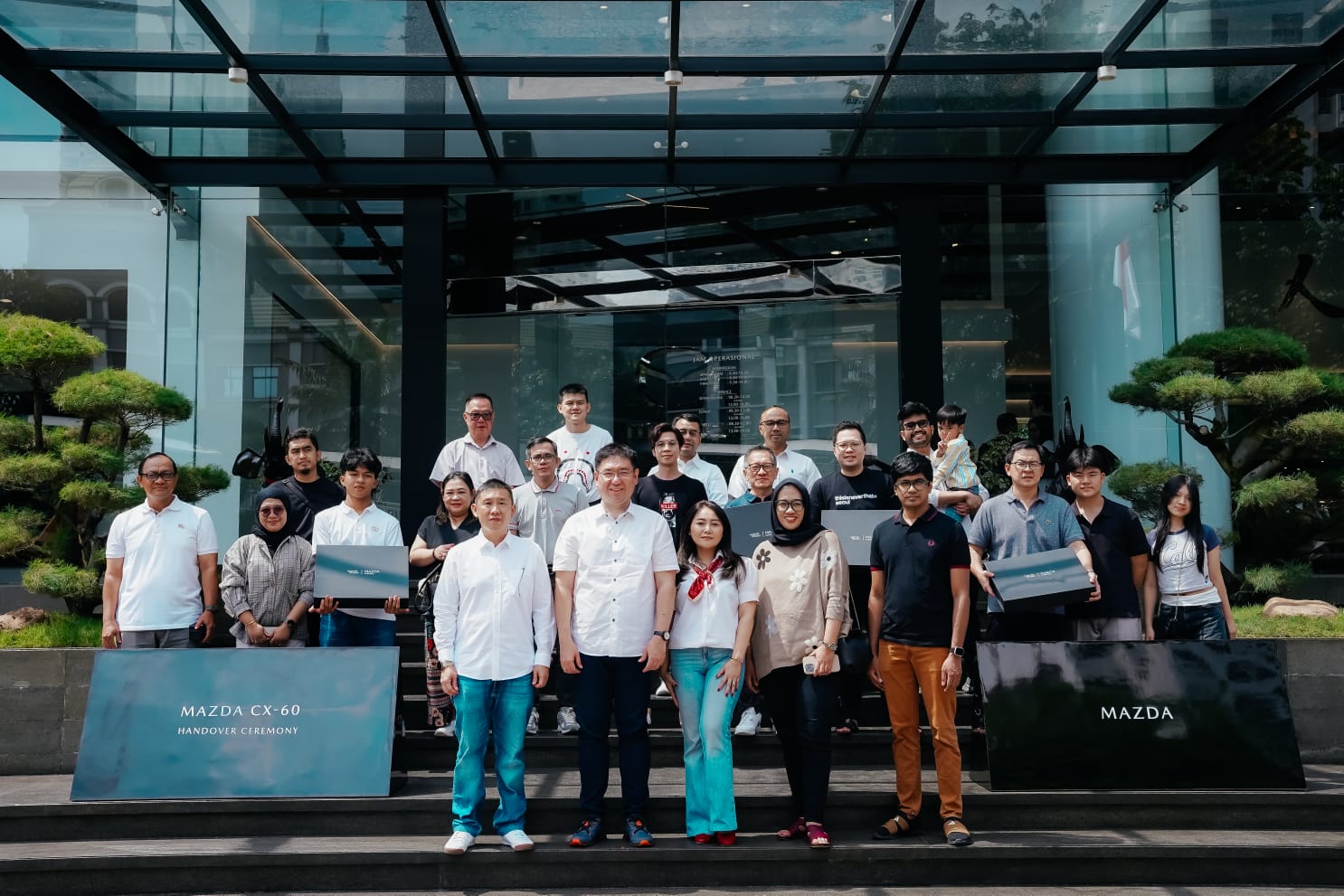 Secara simbolis menyerahkan lebih dari 40 unit Mazda CX-60 Sport pertama kepada konsumen melalui acara Handover Ceremony di kantor pusat Mazda Indonesia, Simprug, Jakarta Selatan.