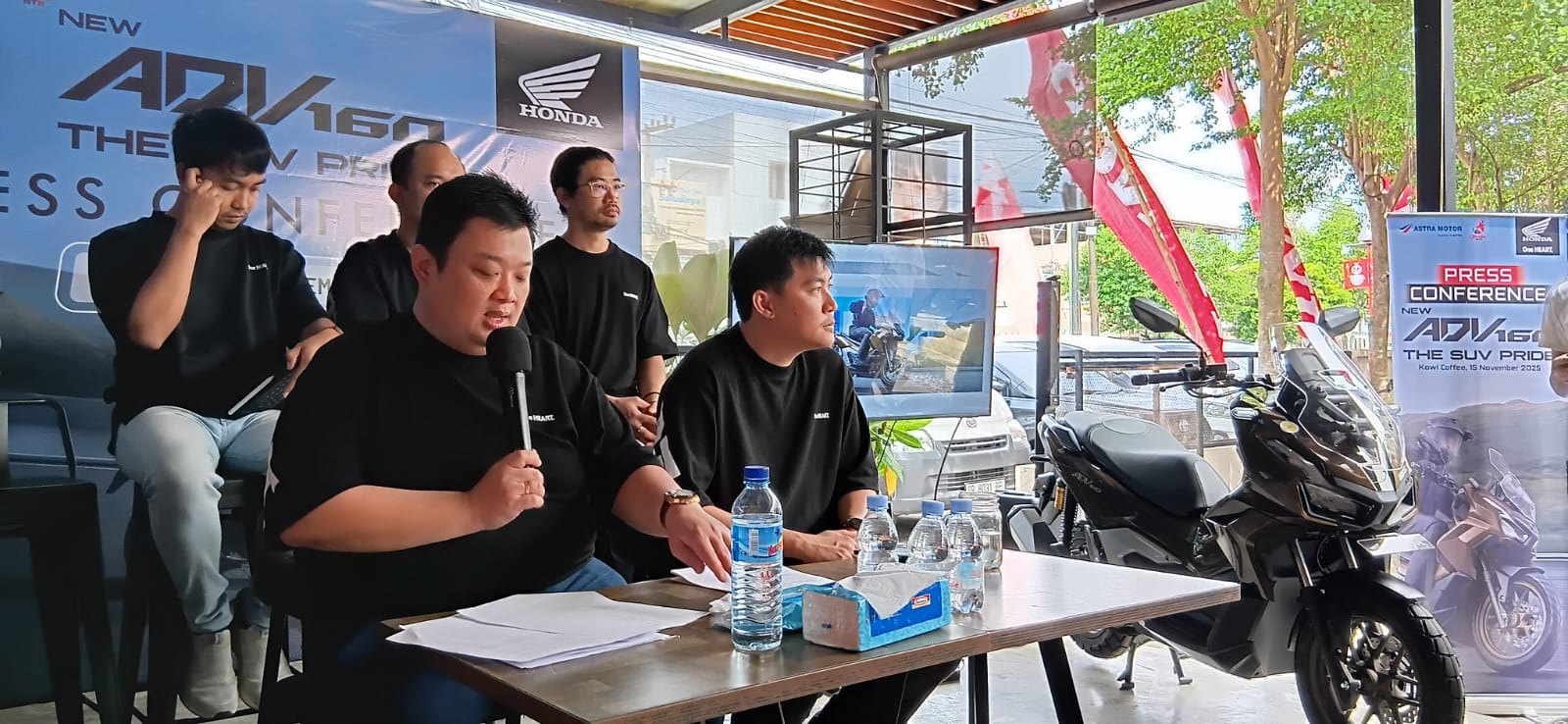 Kepala Wilayah Astra Motor NTB, Jeffry Mei Gamastra menjelaskan Fitur Andalan New Honda ADV160: Honda RoadSync Hadirkan Konektivitas Maksimal Tanpa Mengganggu Fokus Berkendara. (NURUL/LOMBOK POST)