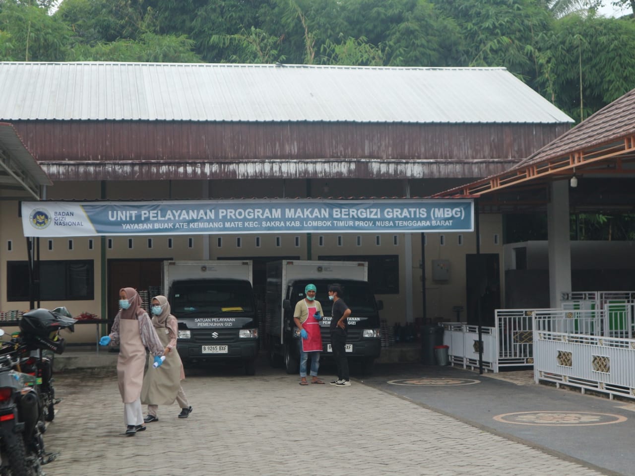 Sejumlah pekerja dapur Makan Bergizi Gratis (MBG) saat menyiapkan makan di salah satu dapur di Lotim.