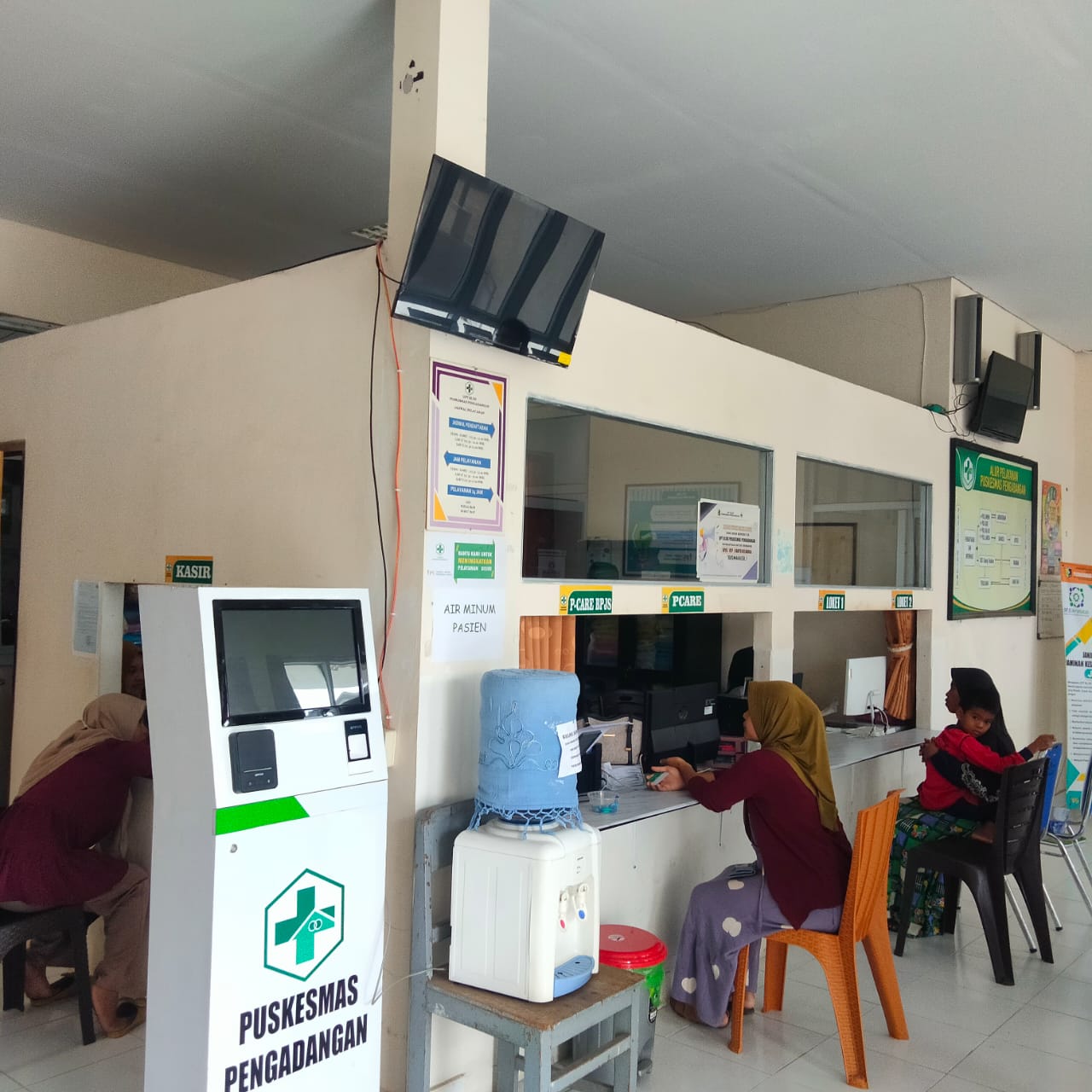 sejumlah masyarakat yang sedang mendaftar untuk mendapatkan perawatan di puskesmas Pengadangan