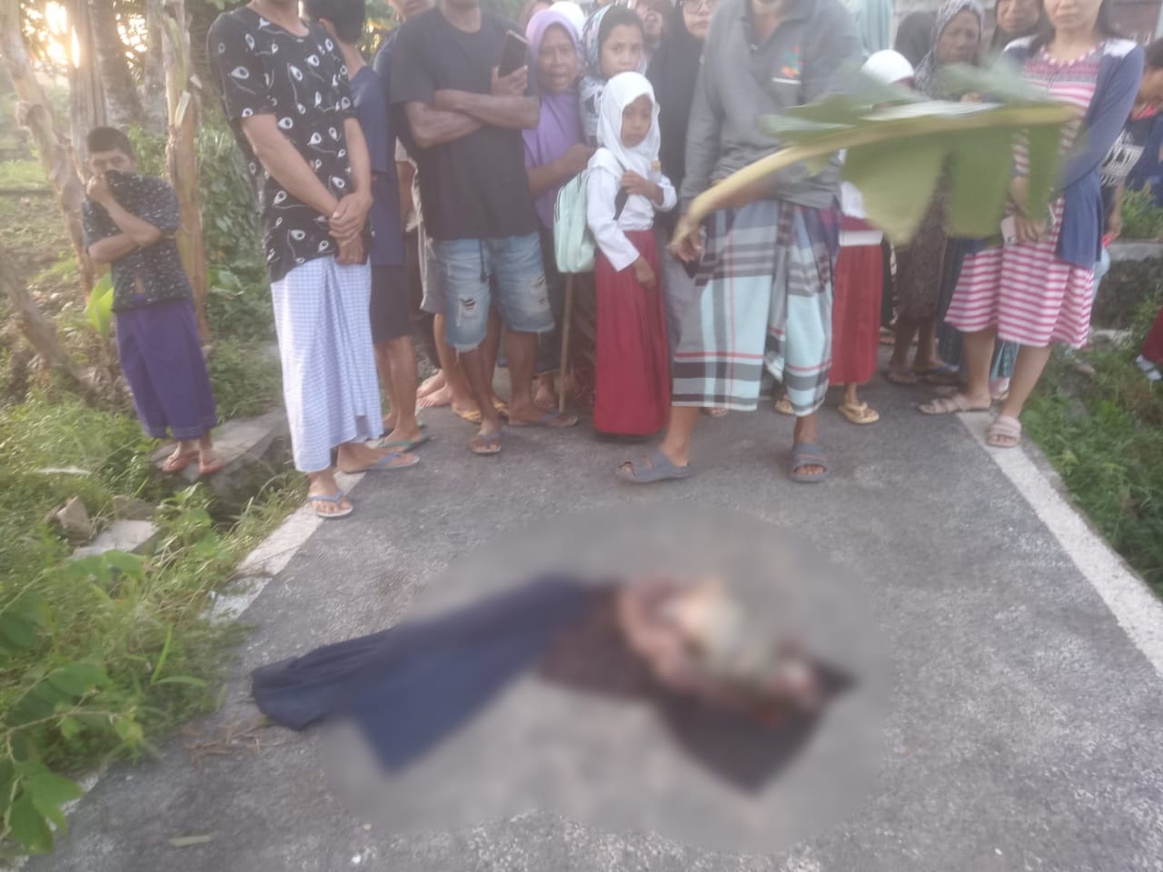 sejumlah warga saat melihat kondisi orok bayi berjenos kelamin perempuan yang dibuang oelh orang tuanya di tengah terotoar