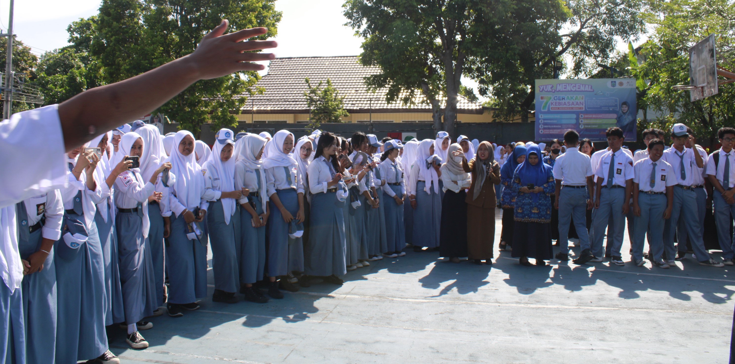Para guru dan siswa SMAN 3 Mataram bersama Komunitas Sosial Embun Jiwa pada kegiatan Anti Bullying Movement Smanti di sekolah setempat, Senin (17/11).