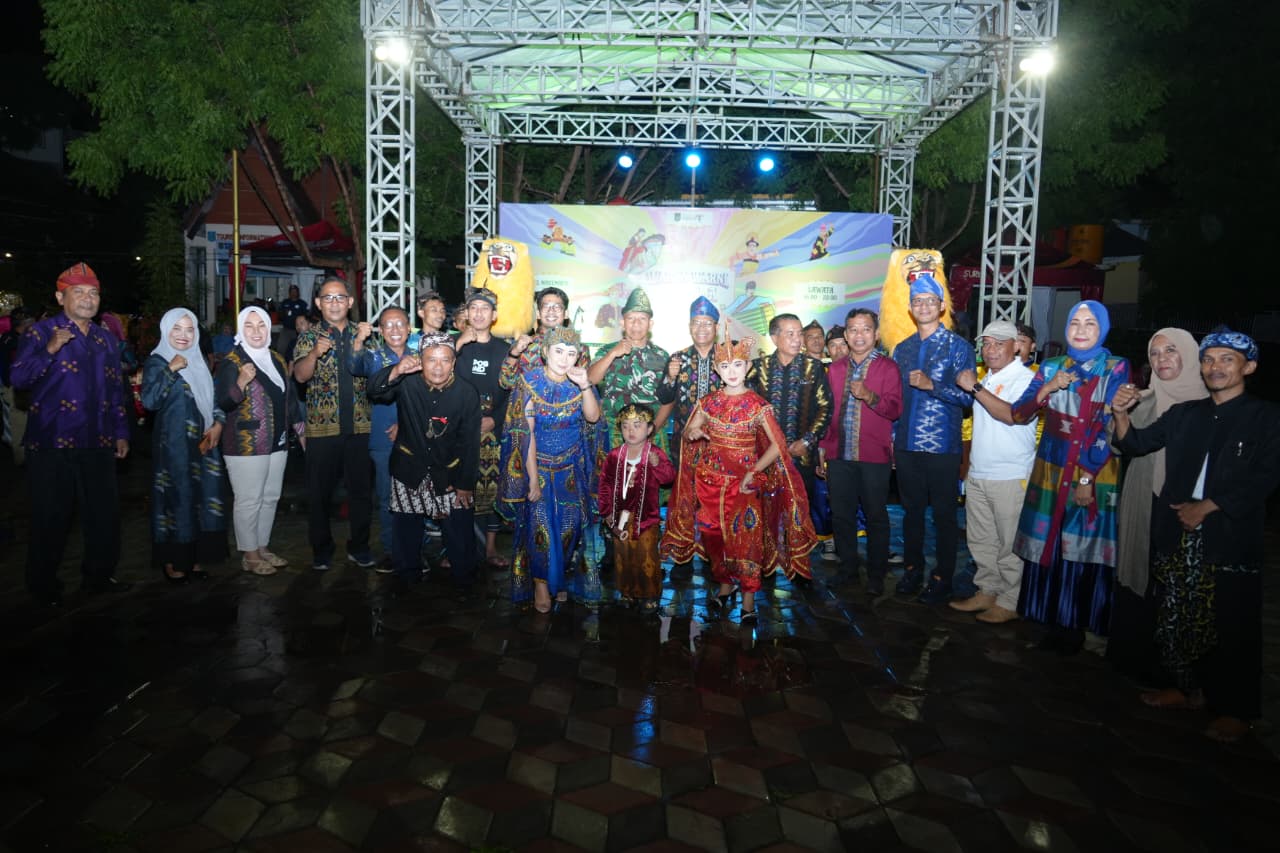 Belasan etnis menyemarakkan Festival Warna-Warni Kota Bima tahun ke-3, akhir pekan lalu.