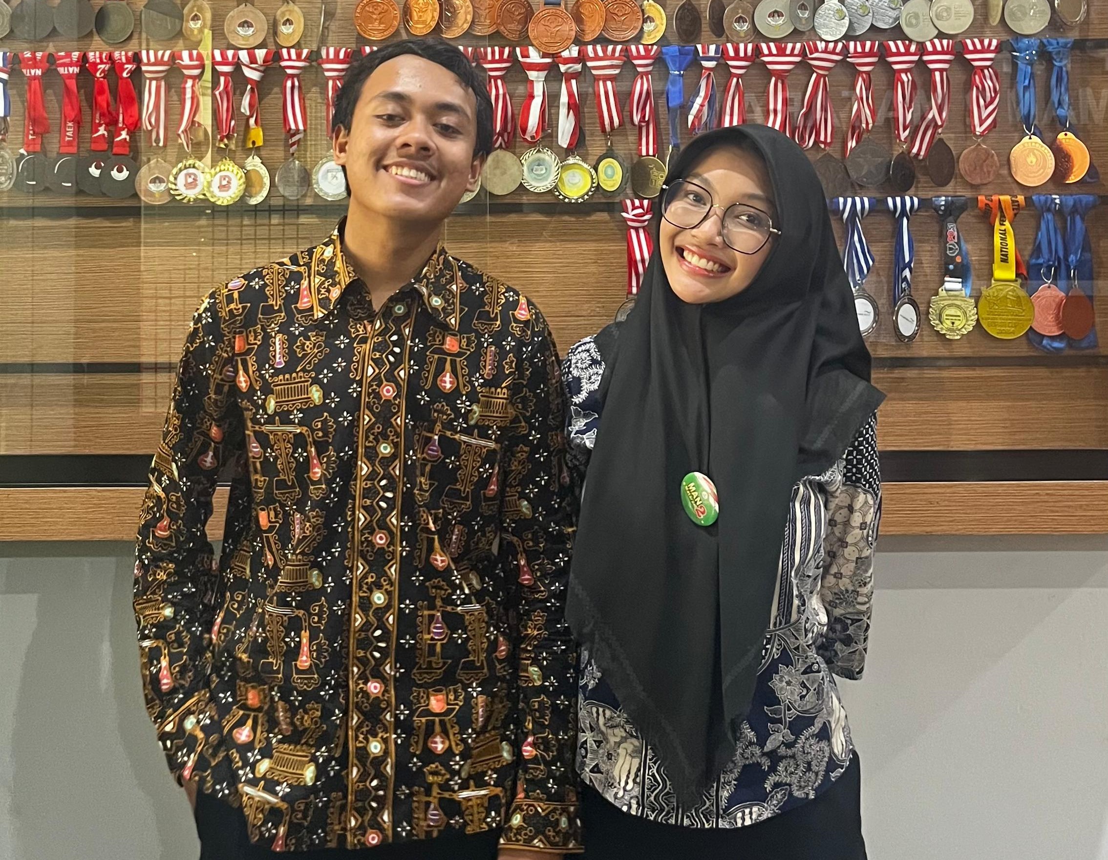 Dua siswa MAN 2 Mataram Nayla Adine Asyirah dan Fatir Fachry Muazzam mewakili NTB pada LDI 2025 tingkat nasional di Yogaykarta pada 25 November.