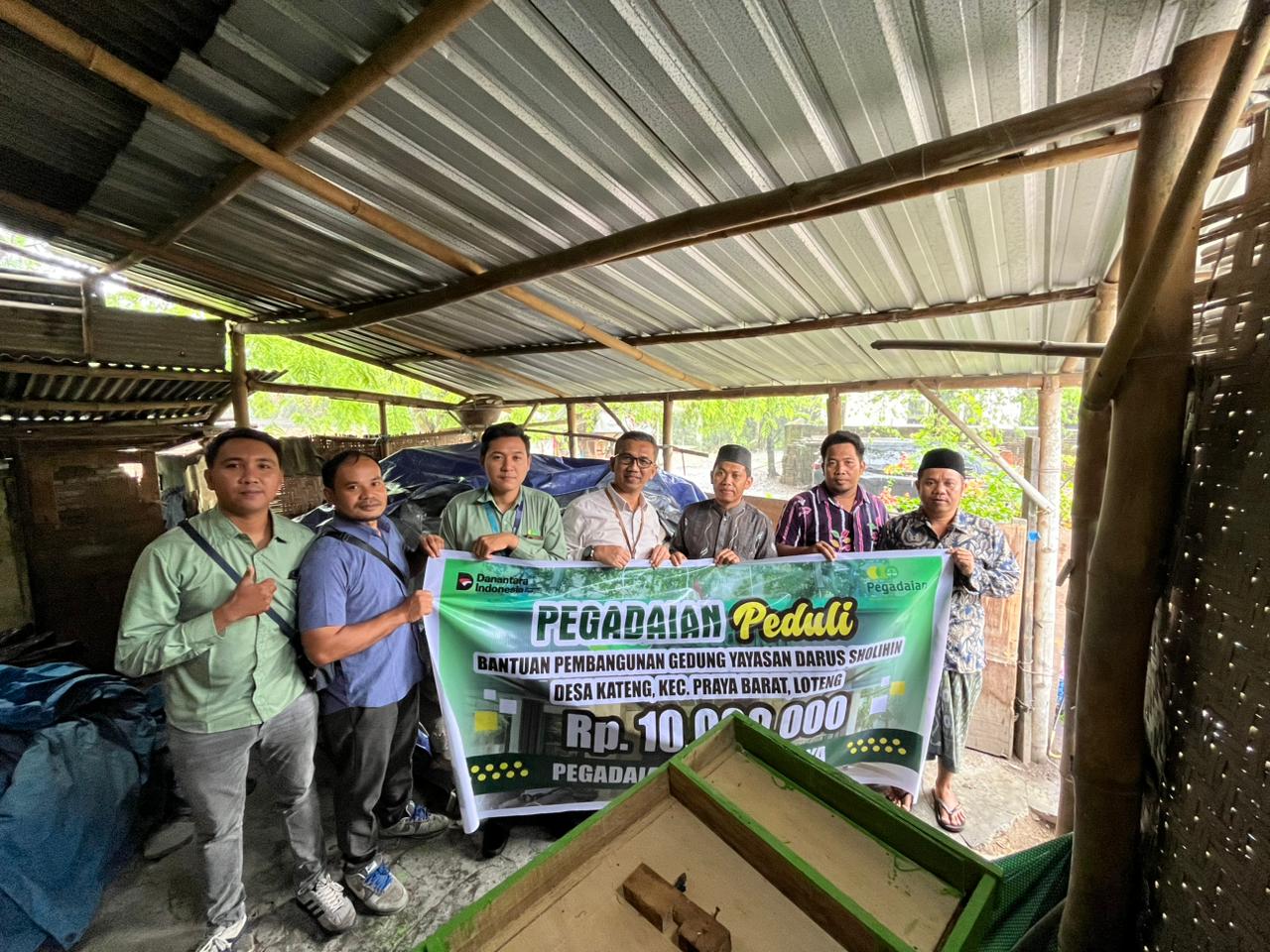 Penyerahan bantuan pembangunan gedung PAUD Yayasan Darus Sholihin Dusun Pilan, Desa Kateng, Kecamatan Praya Barat, Kamis (13/11)  diserahkan Pimpinan Cabang PT Pegadaian Praya Gunaji Agus Wibowo