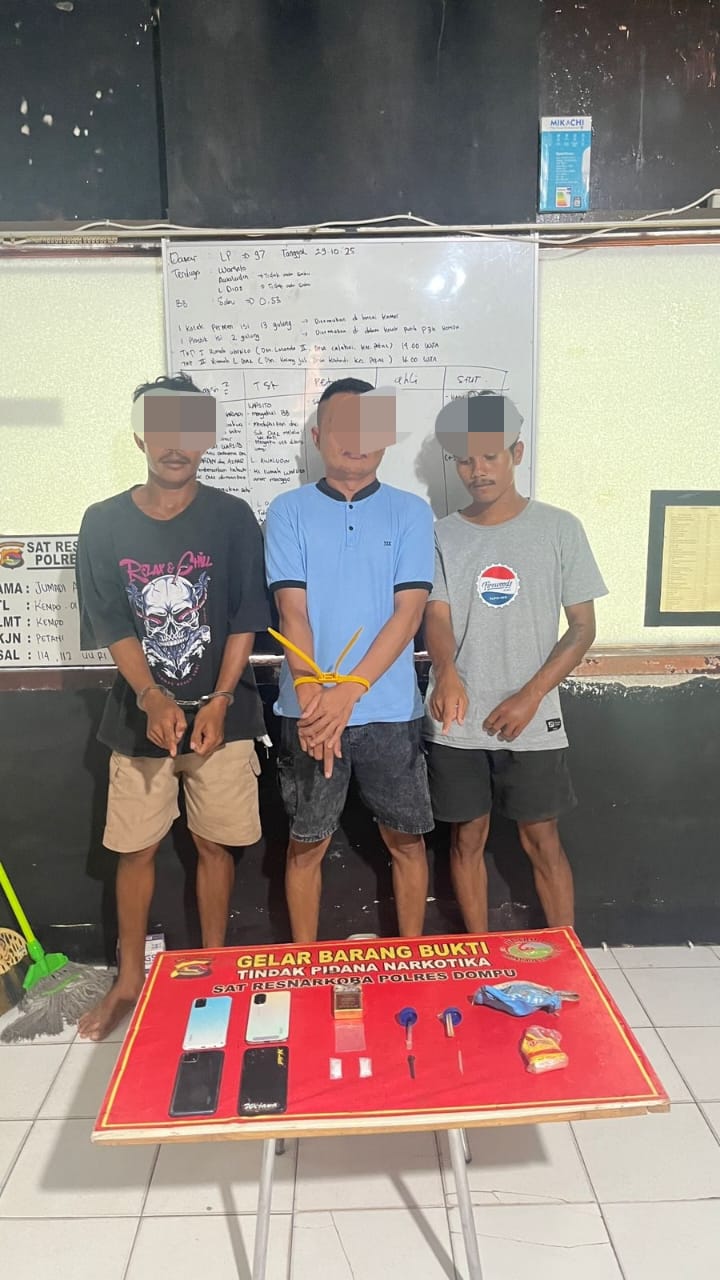 Tiga pelaku penyalahgunaan narkoba diamankan bersama barang bukti sabu dan lainnya di Polres Dompu, akhir pekan lalu.