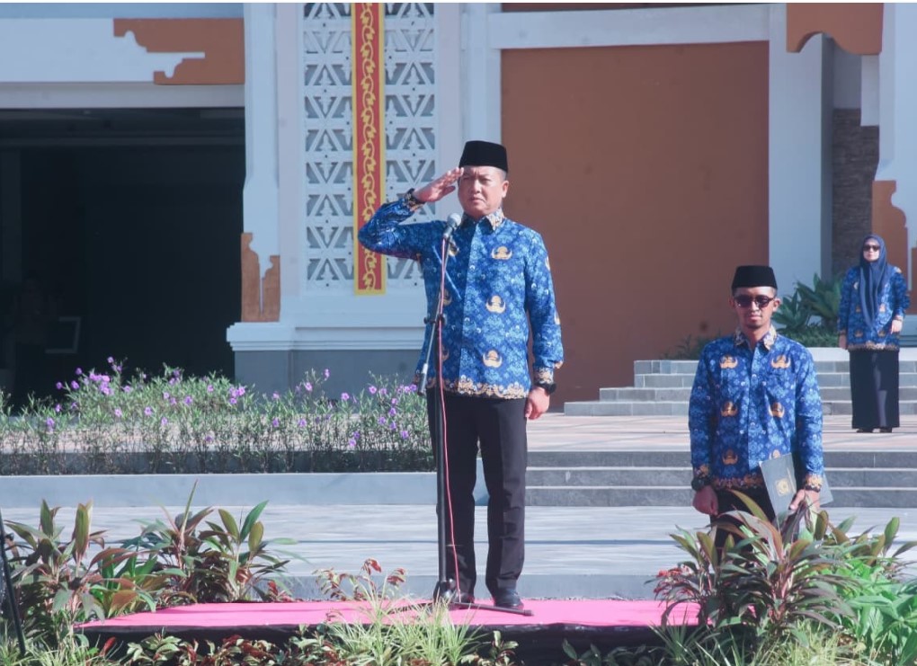WARNING: Gubernur NTB Lalu Muhamad Iqbal saat memimpin upacara pada Hari Kesadaran Nasional yang yang digelar di halaman Kantor Gubernur NTB, Senin (17/11).