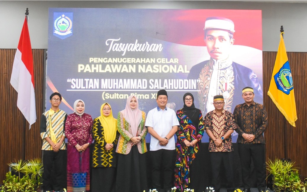SYUKURAN: Gubernur NTB Lalu Muhamad Iqbal, Wagub Indah Dhamayanti Putri saat menghadiri syukuran penganugerahan gelar pahlawan nasional kepada Sultan Muhammad Salahuddin.
