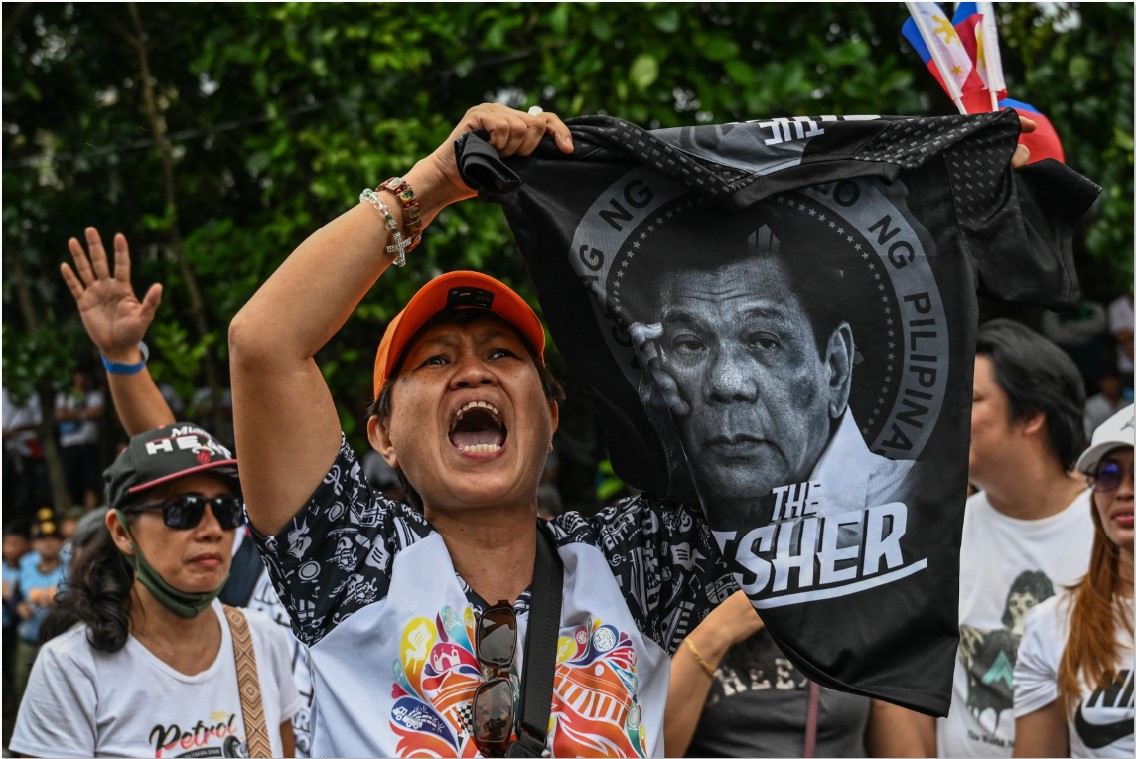 AMARAH PUBLIK: Para demonstran di Quezon City, Manila, pada Minggu (16/11), menuntut pengunduran diri Presiden Filipina Ferdinand Marcos Jr karena tudingan korupsi dalam proyek pengendalian banjir.